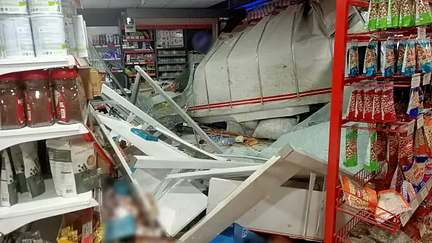 Kontrolden çıkan kamyonet markete girdi!
