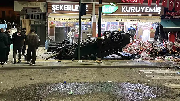 Kontrolden çıkan otomobil ortalığı savaş alanına çevirdi!