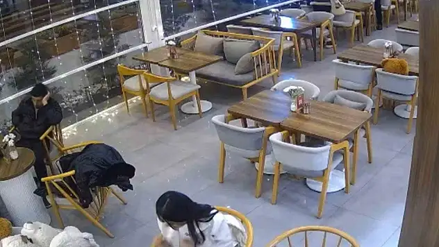 Talas'ta kontrolden çıkan otomobil kafeye girdi: Saniyelerle kurtuldular