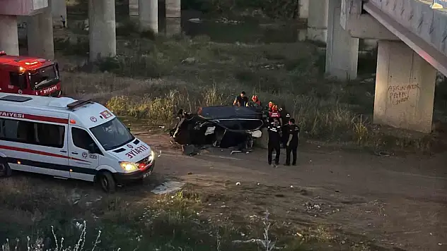 Sivas'ta otomobil Kızılırmak'a uçtu: 2 yaralı