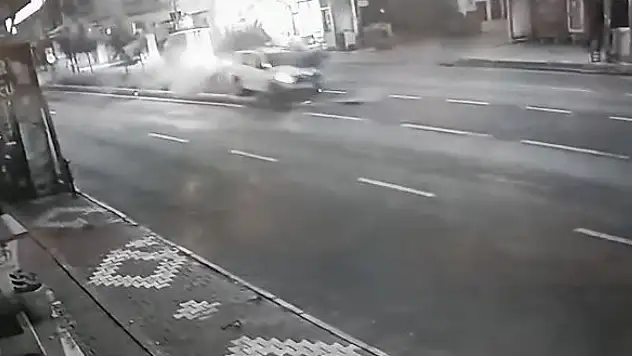 Kontrolden çıkan SUV ağaçları devirdi!