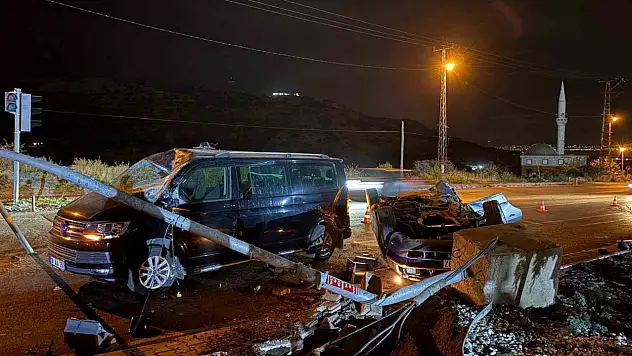 Kayseri'de kontrolden çıkan otomobil, ışıkta bekleyen minibüse çarptı: 2 yaralı