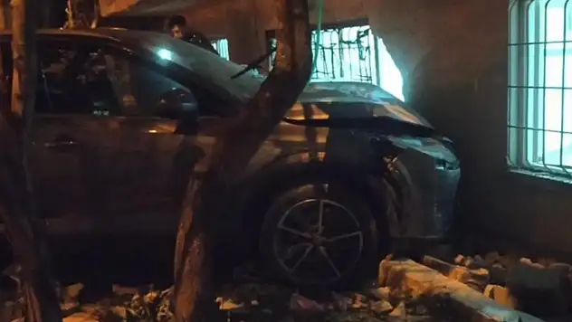 Kontrolden çıktı, bahçe duvarını yıkarak eve çarptı: 1 yaralı