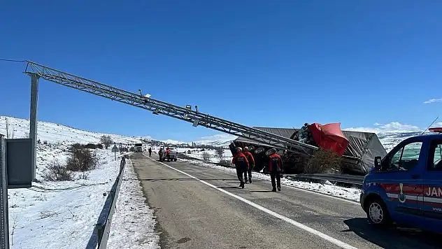 Kontrolden çıkan araç bariyerlerde asılı kaldı!