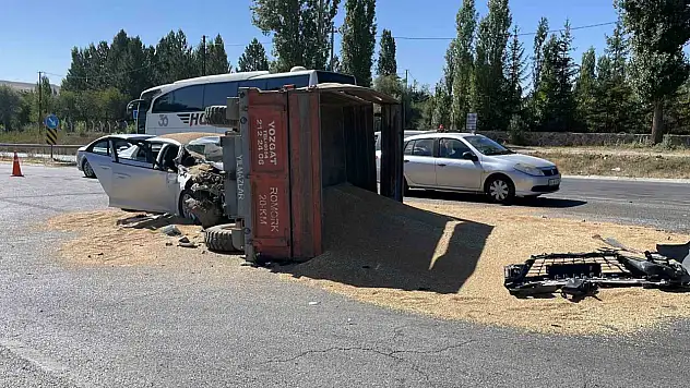 Kontrolsüz yola çıkan traktör kazaya neden oldu: Yaralılar var!