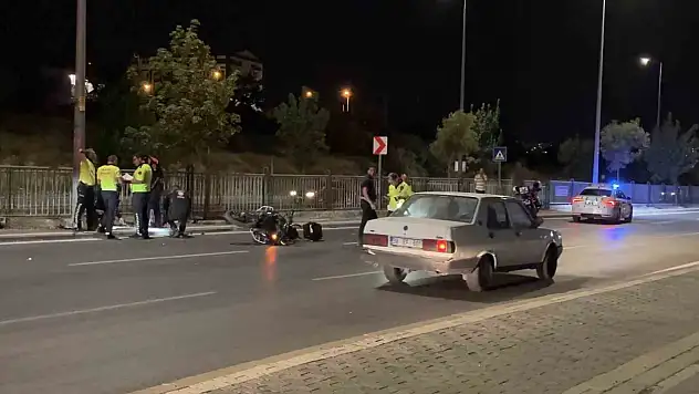 Kayseri'de kontrolü kaybolan motosikletli polis direğe çarptı!