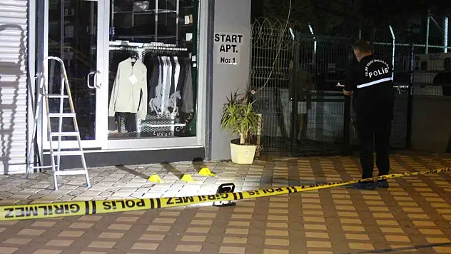 Gece Yarısı Mağazaya El Yapımı Patlayıcı Atıldı