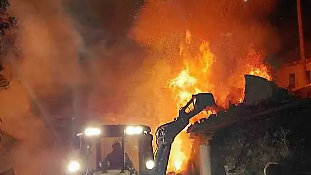 Köy evi yanarak kullanılmaz hale geldi