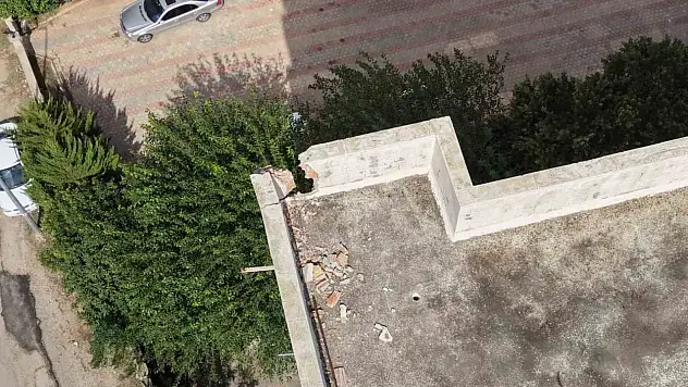 Adana'da apartmana yıldırım düştü: Hasar dronla görüntülendi