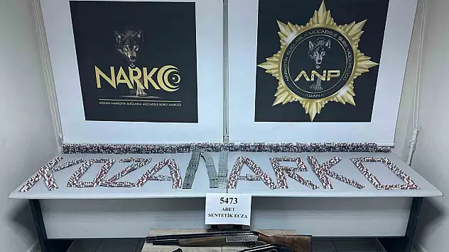 Adana'da suçüstü operasyon: 5 bin hap, pompalı tüfek ve ruhsatsız silah ele geçirildi