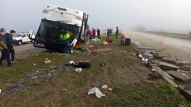 Adana'da yolcu otobüsü devrildi: Çok sayıda yaralı ve 2 ölü var!