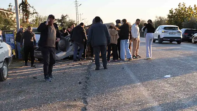 Adana'da feci kaza! Hemşire yoldan geçerken hayat kurtardı