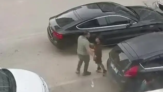 Kendisi küçük yüreği büyük çocuktan annesine şiddet uygulayan şahısa müdahale!