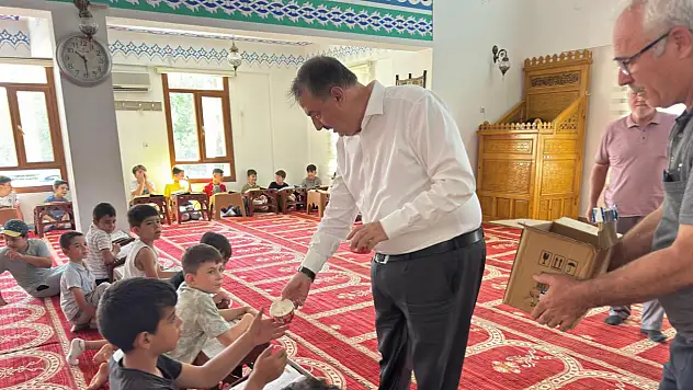Kur'an Kursu Öğrencilerine Başkan Taşyapan'dan İkram