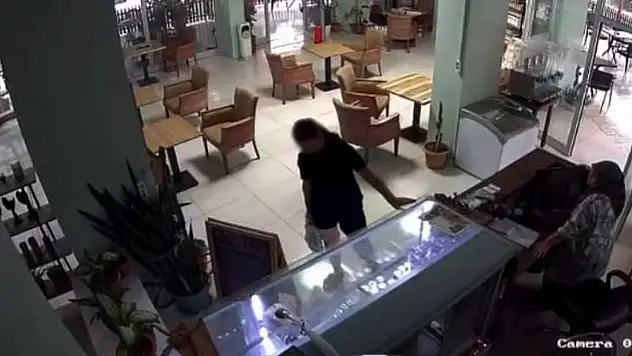 Adana'da kitap hırsızlığı kamerada: İşletmeci isyan etti