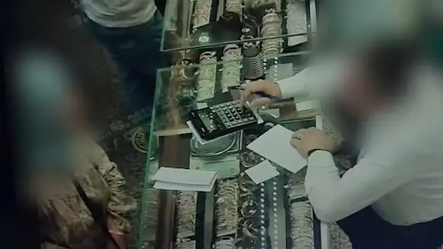 Kuyumcudan iki kolye çalıp kaçtı, polisten kaçamadı!