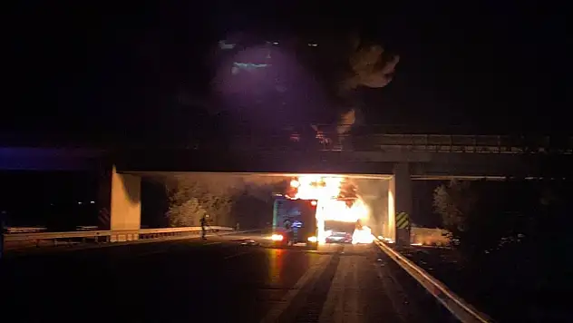 Adana'da Otoyolda Lastik Yüklü Tır Alev Alev Yandı