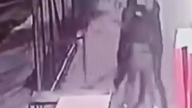 Liseli gençleri dövüp bacaklarından bıçakladılar