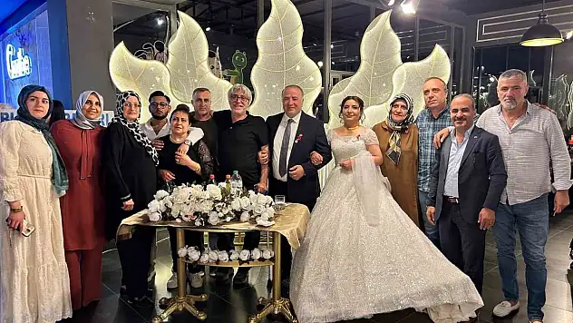 34 yıl sonra karşılaşan sınıf arkadaşlarının görüşmesi evlilikle son erdi