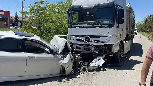 Sivas'ta feci kaza: Lüks otomobil hurdaya döndü