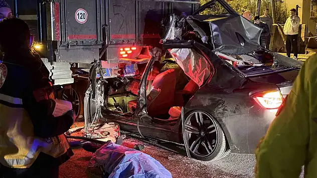 Adana'da lüks otomobil kamyona ok gibi saplandı!