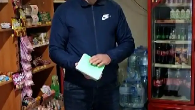 Hayırsever kişi mahallelinin borcunu ödeyerek veresiye defterini yaktı