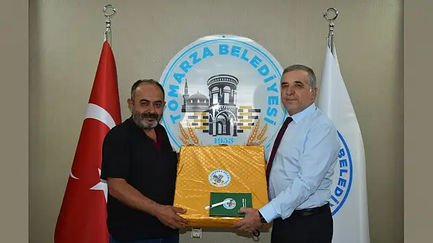 Mahallesini konuşmaya geldi,  başkanın sürpriziyle şaşkına döndü!