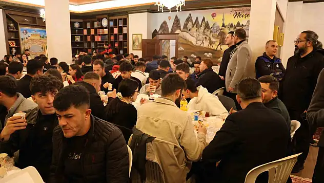 Başkan makam odasını sahur sofrasına çevirdi!