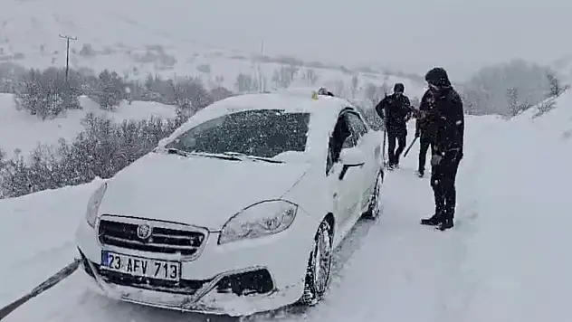 Karlı yolda kalan araç ve hasta vatandaşlara büyükşehir ekipleri yetişti