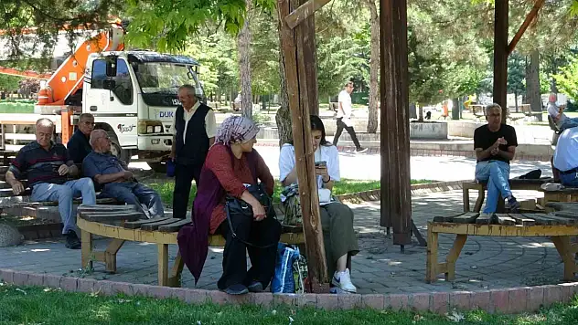 Sıcaktan bunalan vatandaşlar parklara akın etti!