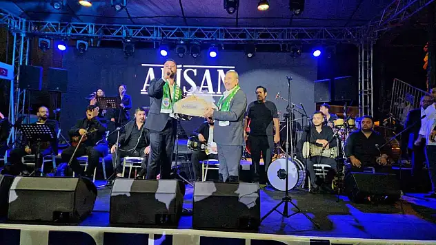 Malatya'da yağmura rağmen konser hız kesmedi!