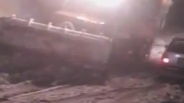 Yoğun kar yağışı etkili oldu, çok sayıda araç yolda kaldı!