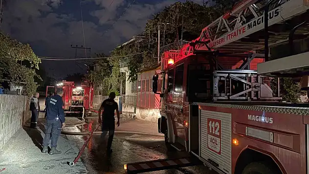 Kayseri'de mangal keyfi pahalıya patladı: İki evin çatısı küle döndü