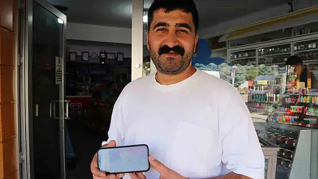 Market arabasına kendi eşyalarını koyup götürdü