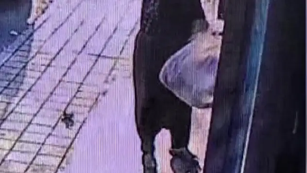 Adana'da kadın, market kapısındaki ekmek ve simitleri çaldı