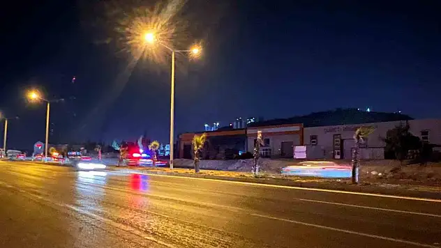 Markete gitmek isteyen anne ve kıza araç çarptı!