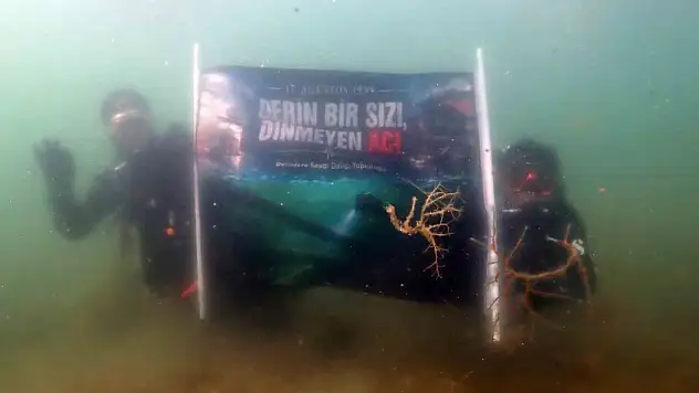 Marmara Depremi'nde hayatını kaybedenler su altında anıldı
