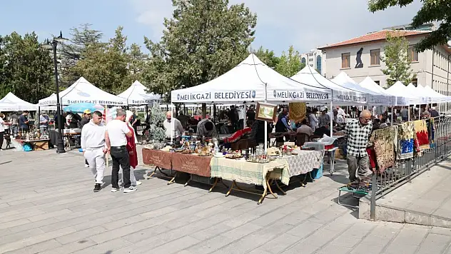 Melikgazi'de Antika Pazarı nostalji tutkunlarını buluşturdu!