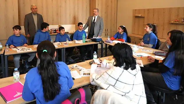 Melikgazi'de çocuklar tatilde İngilizceyi eğlenerek öğreniyor