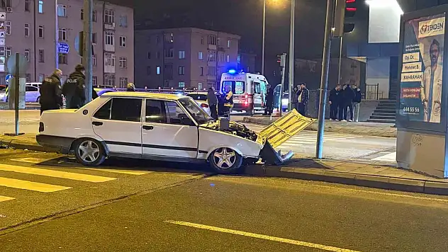 İki otomobil kavşakta çarpıştı