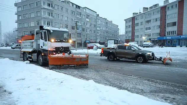 Melikgazi'de kar mesaisi devam ediyor