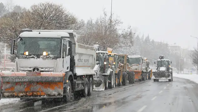 Melikgazi'de karla mücadele çalışmaları sürüyor!