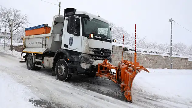 Melikgazi'de karla mücadele çalışmaları devam ediyor