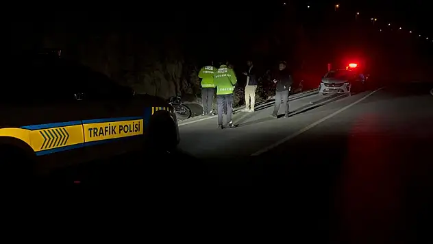 Melikgazi'de kaza! Otomobilin çarptığı motosiklet yoldan çıktı