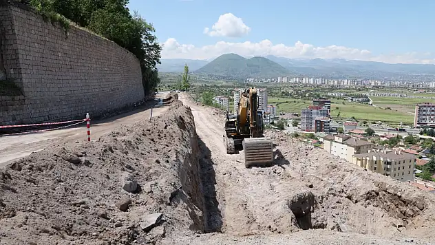 Melikgazi'de yağıştan çöken 30 yıllık duvara  müdahale edildi