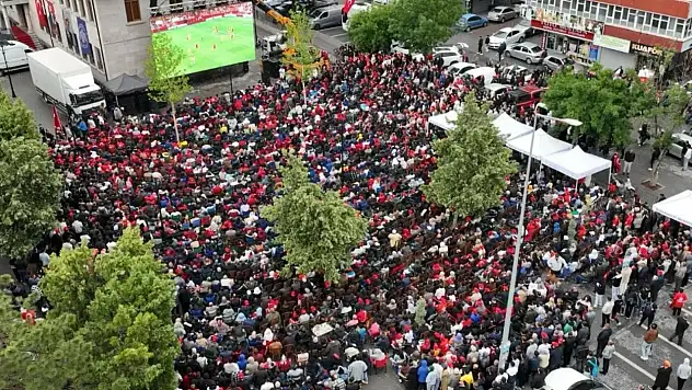 Melikgazi'den Milli Takıma tam destek - Yüzlerce kişi maçı birlikte izledi