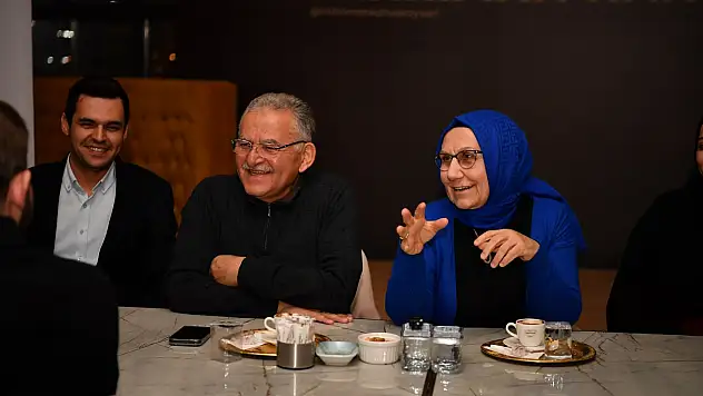 Memduh Büyükkılıç gençlerle kahve sohbetinde buluştu