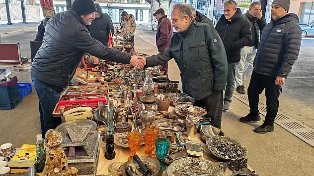 Meraklıları Antika Pazarı'nda toplandı - Başkan Yalçın değerli eşyaları inceledi