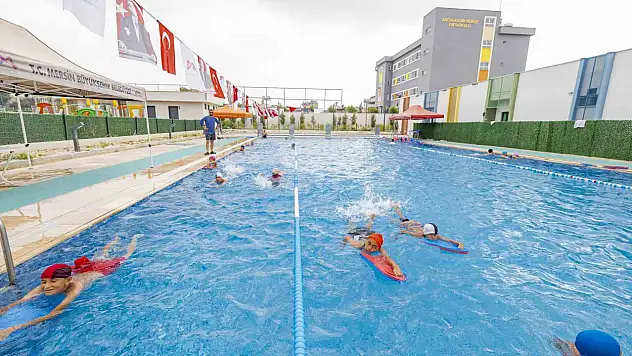 Sıcaklardan bunalan vatandaşlar soluğu yüzme kurslarında alıyor