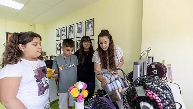 Mersin'de çocuklar geliştirdi: Rubik Küp çözen robot!